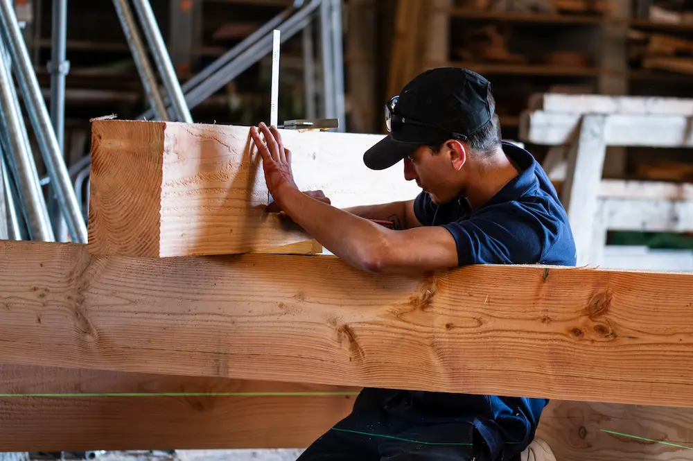 Artisan charpentier au travail